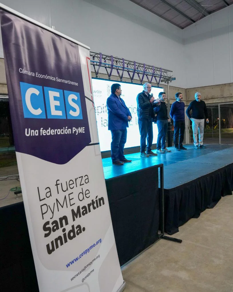 Acompañado por empresarios, representantes gremiales y funcionarios provinciales, el intendente Fernando Moreira presentó la Ordenanza que declara la Emergencia. (1)